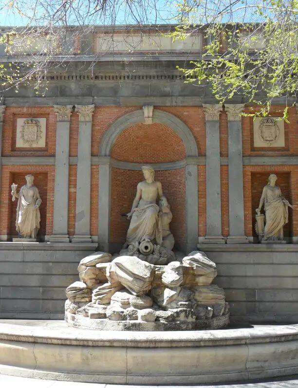 Rincones instagrameables Madrid Fuente del río Lozoya Bastardo Hostel Madrid Barato Blog