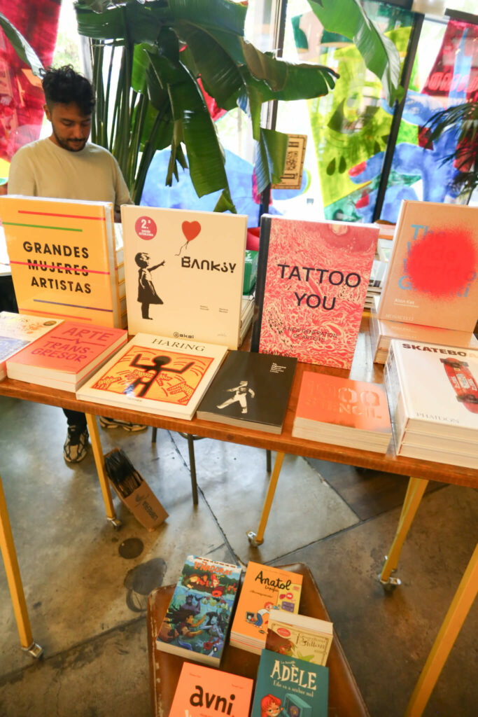 Festival de arte urbano Bastardo Hostel Librería Ciento Volando
