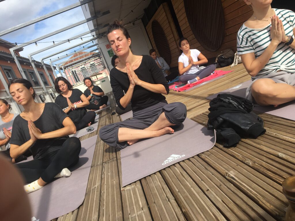 Yoga Mindfulness Sunset azotea Bastardo Hostel
